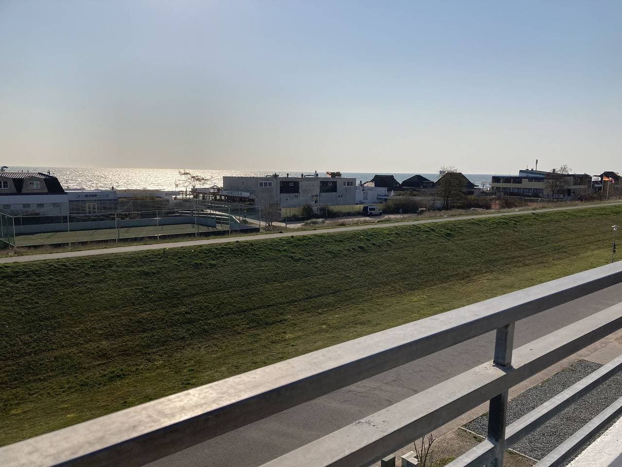 Foto 11 von 25: Traumhafter Blick auf die Ostsee... direkt hinterm Deich!