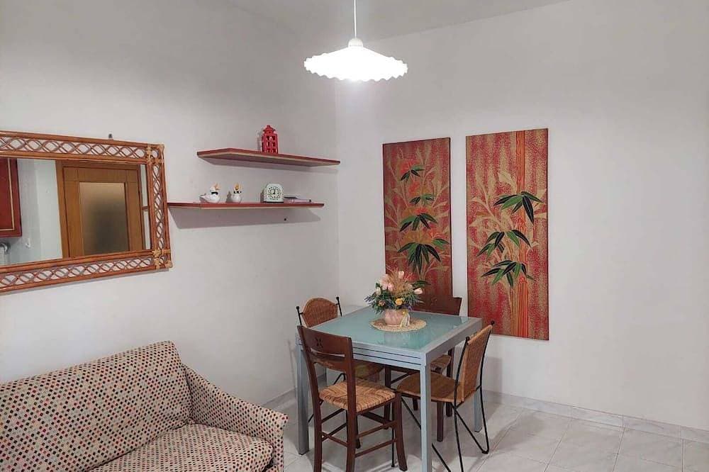 Foto 4 von 10: Beachfront apartment beach below