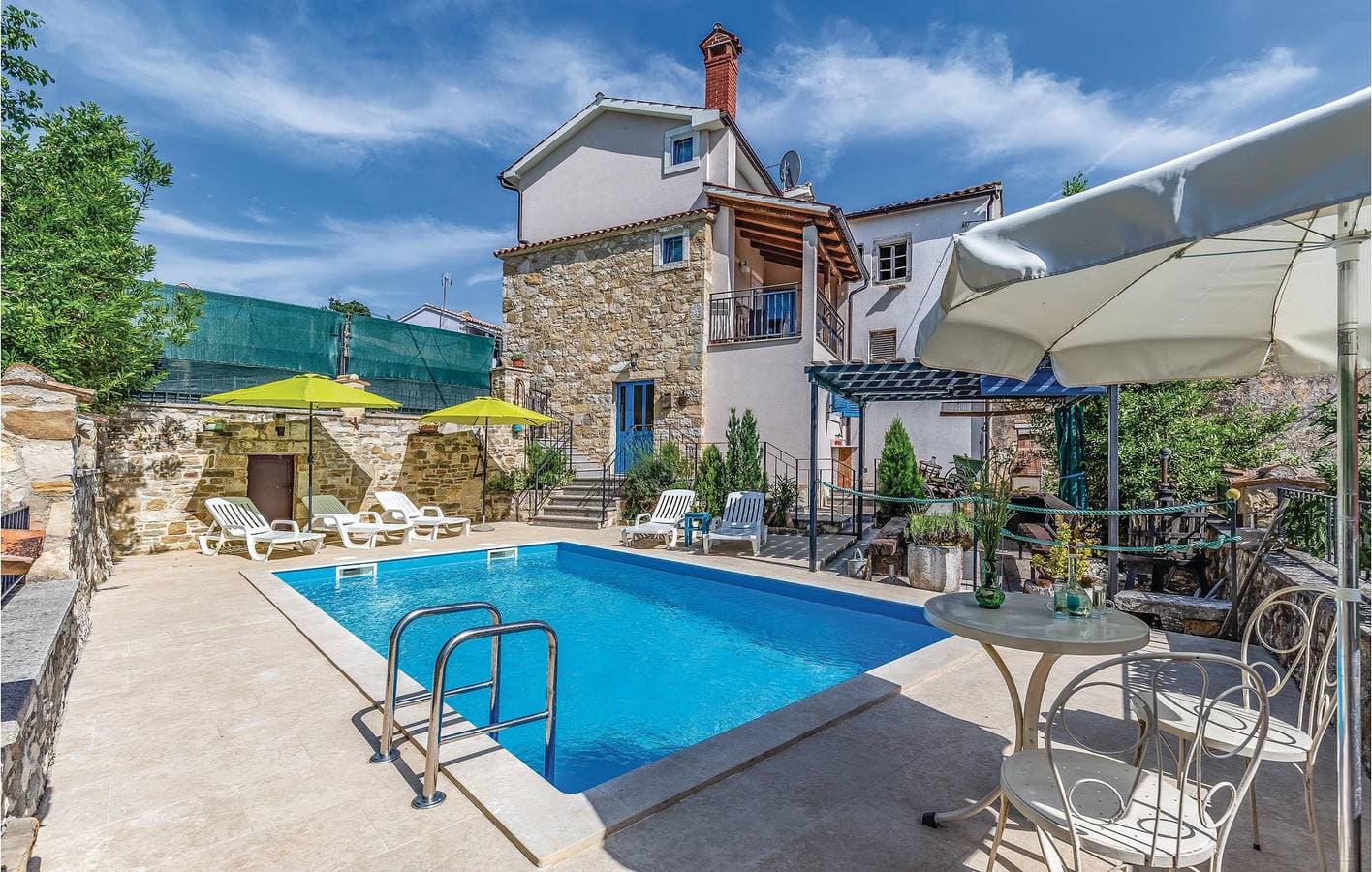 Foto 4 von 26: Geräumige 2-Zimmer-Wohnung mit Pool und Parkplatz, 2 km vom Zentrum von Skropeti entfernt