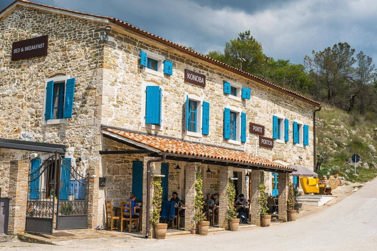Ponte Porton Dining & lodging 1