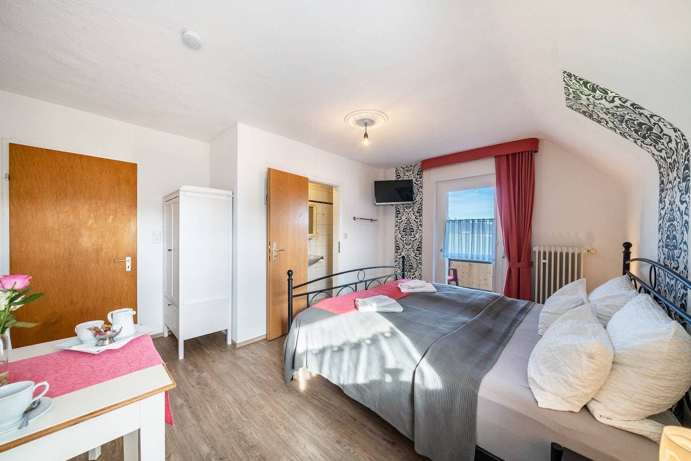 Foto 4 von 24: Café Pension Pfaus - 1 Ferienwohnung (4 pax), 3 Doppelzimmer und 1 Dreibettzimmer