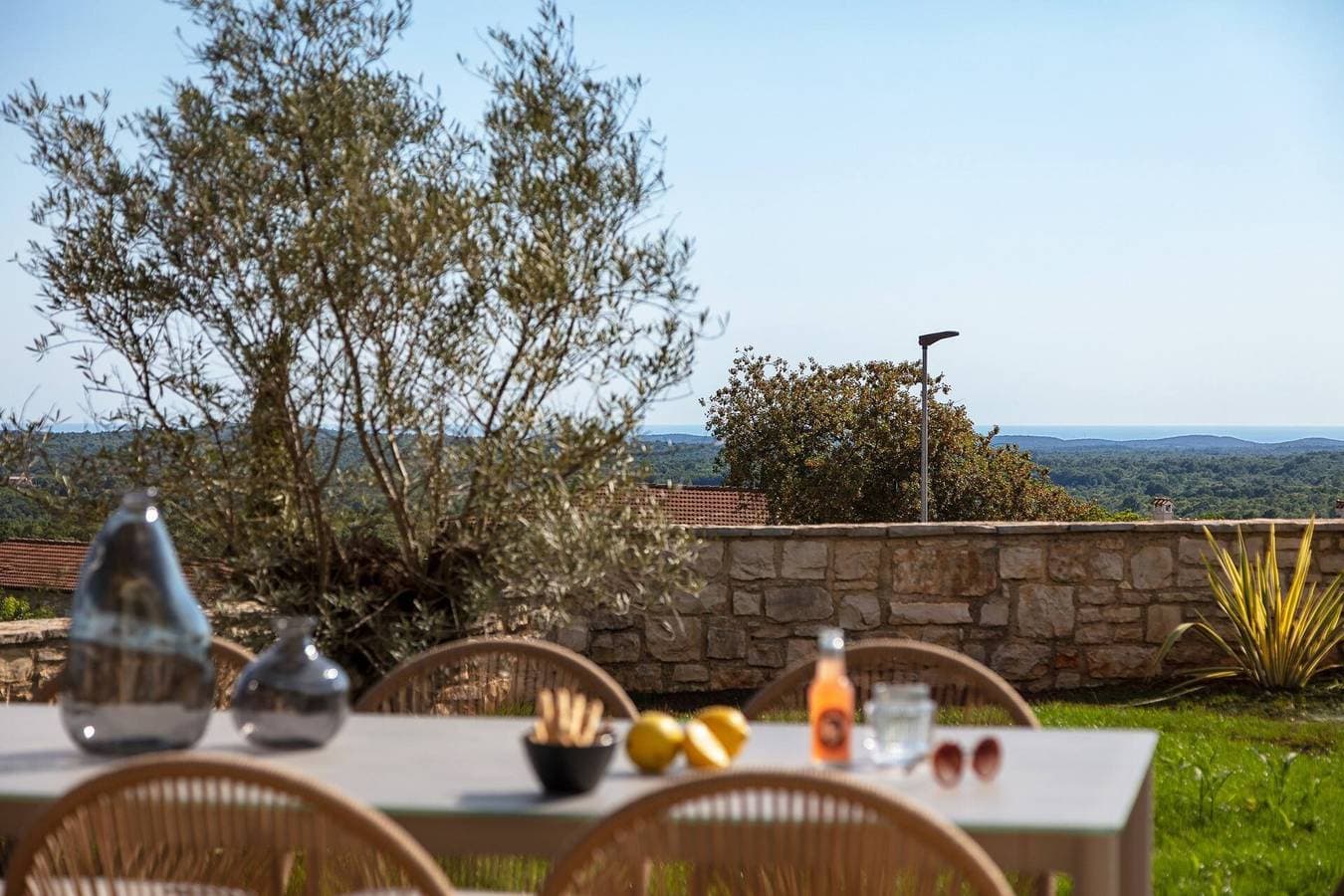 Foto 7 von 18: Rustikale Villa Reichardia mit Pool in Istrien, Panoramablick, haustierfreundlich, ruhige Lage, ideal für Familien, privater Parkplatz, Terrasse, gepflegter Garten