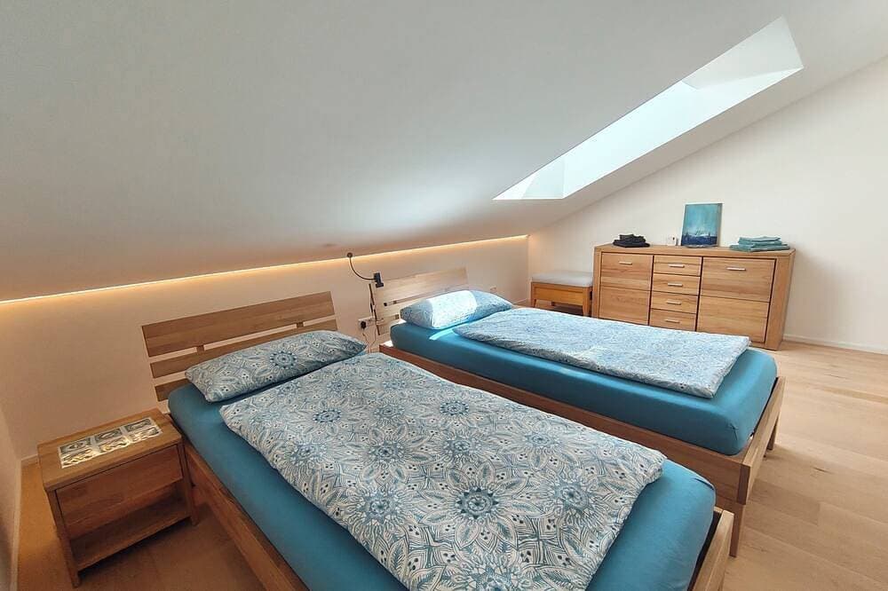 Foto 8 von 21: Gemütliche 3 Zimmer Ferienwohnung mit eigener  Terasse, Berg- und Seeblick