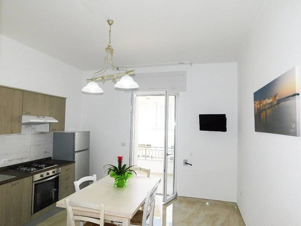Foto 4 von 13: Two-room apartment in the center of Torre San Giovanni with balcony facing the sea. Zentrale Zwei-Zimmer-Wohnung am Meer mit Balkon, Meerblick und Klimaanlage