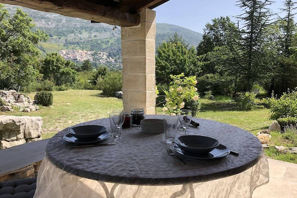 House with a magical view of the medieval village of Coursegoules. 30 min from the beaches 1