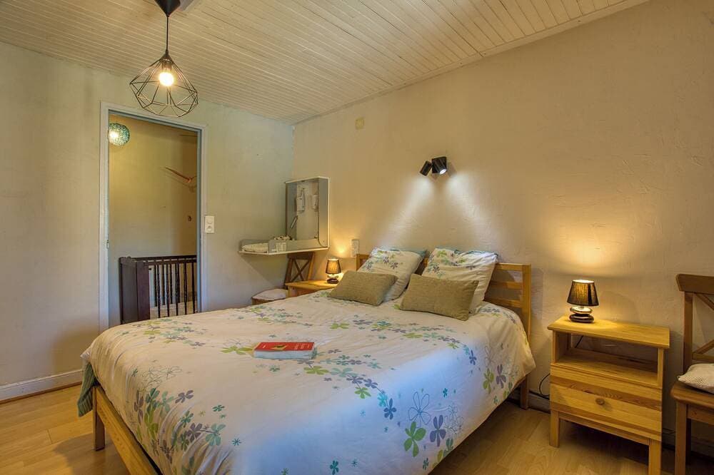 Cottage near Sarlat, ideal for couples or families. Pets are welcome. 1