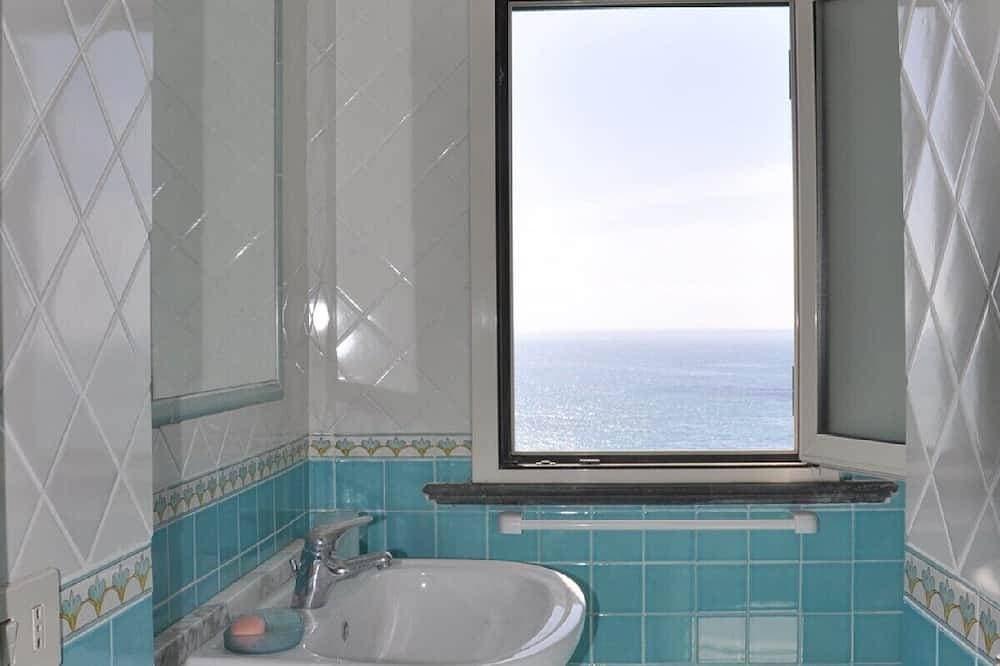 Foto 11 von 27: Romantic cottage, wide terrace overlooking the sea.