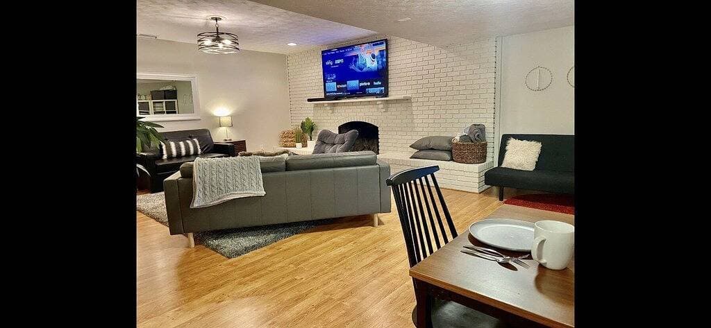 Spacious 1 Br Modern Basement Suite near Gmu w/private entry - Updated Amenities 1