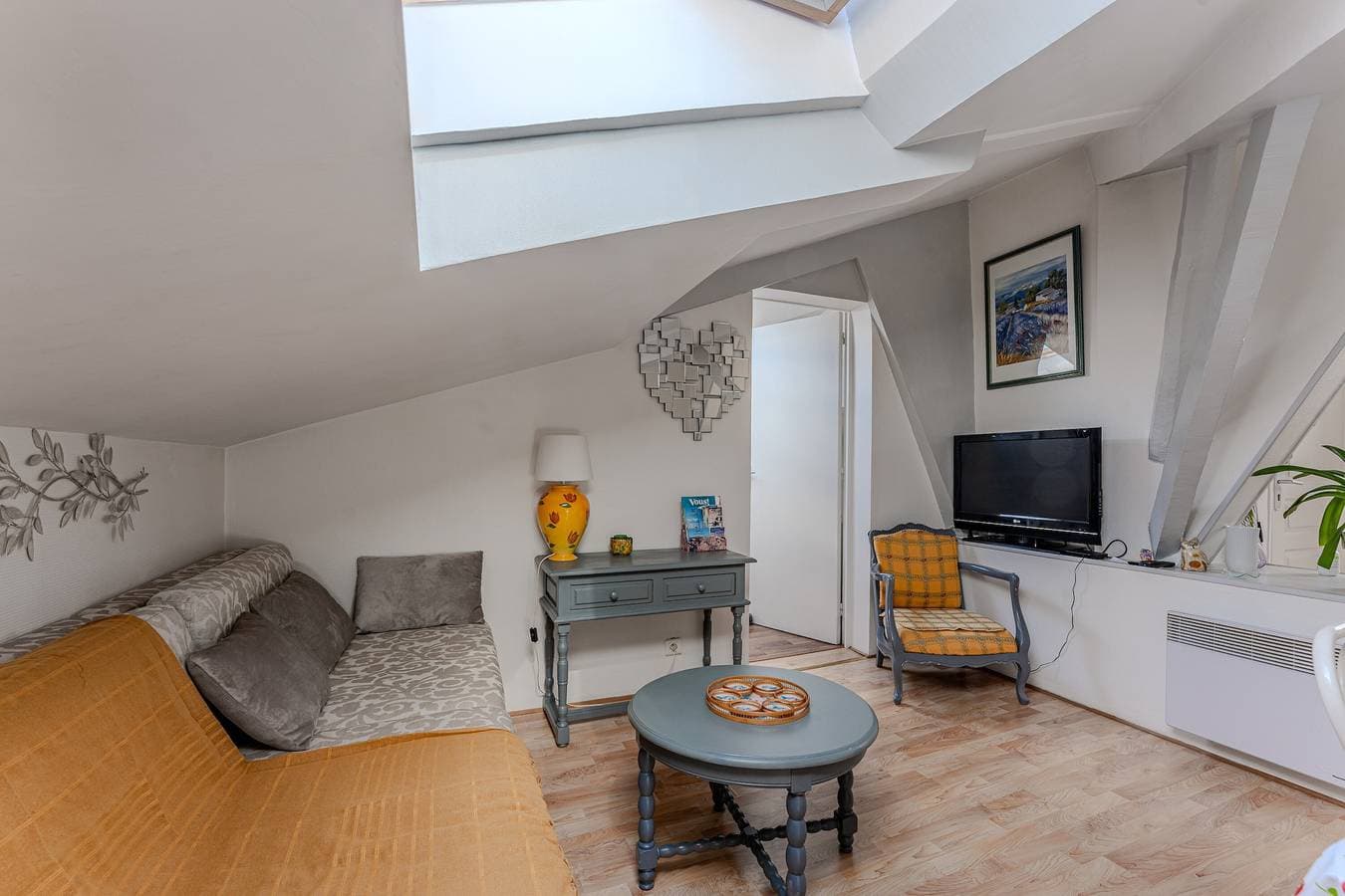 Foto 4 von 20: Mansardenapartment mit privatem Garten, WLAN & Klimaanlage im Zentrum La Teste-de-Buch