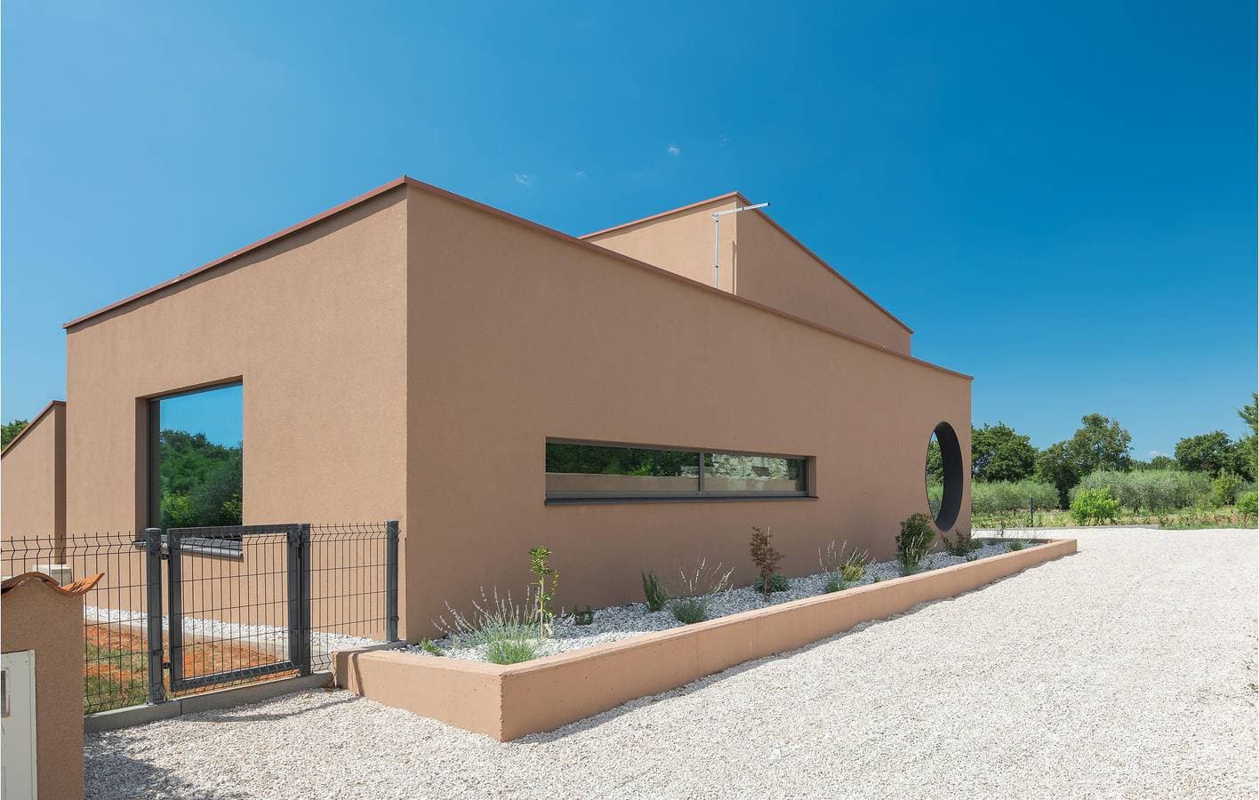 Foto 3 von 42: Geräumig, 1,5 km vom Strand entfernt: Modernes Apartment mit Terrasse und Parkplatz