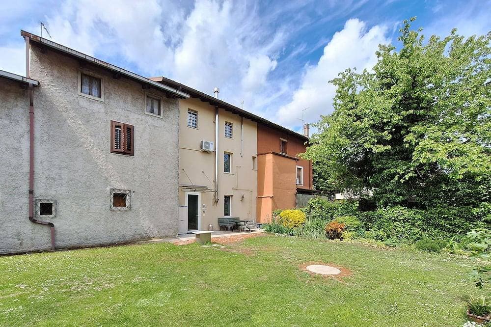 Foto 9 von 18: Apartment-Traditionell-Eigenes Badezimmer-Blick auf den Hof