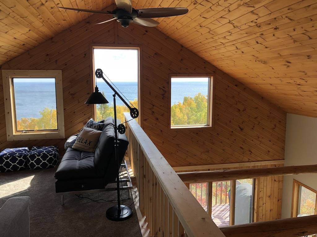 Foto 4 von 45: Superior View - 2 Schlafzimmer plus Dachboden, 2 Badezimmerkabinen mit Blick auf den See