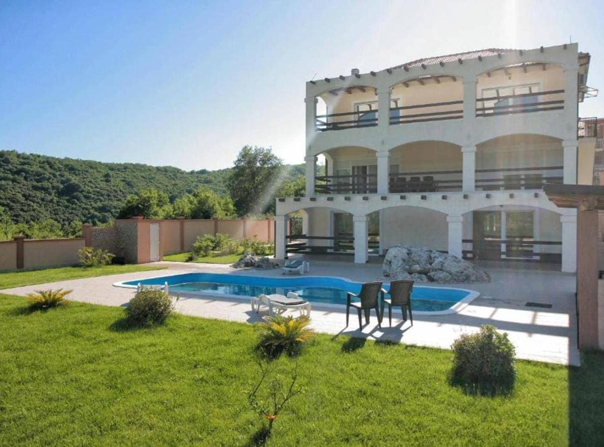 Relaxing Oasis with Shared Pool and Sauna 1