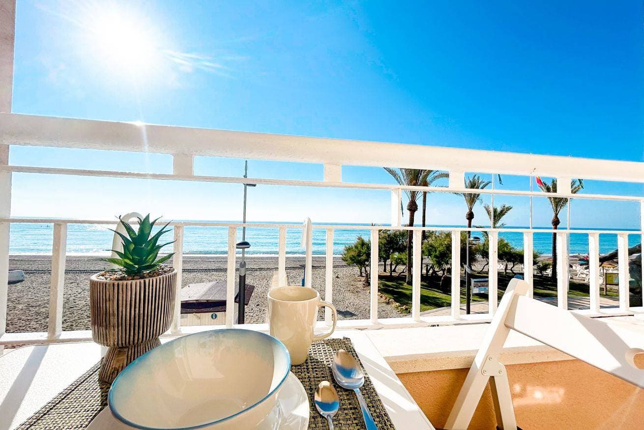 Apartment in der 1. Strandlinie von Sabinillas mit Meerblick 1