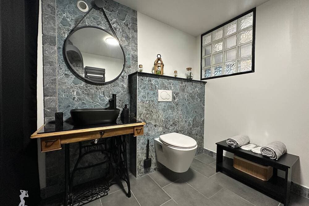 Foto 5 von 30: Charming Love Room with private spa Romantic getaway 2 steps from Belgium