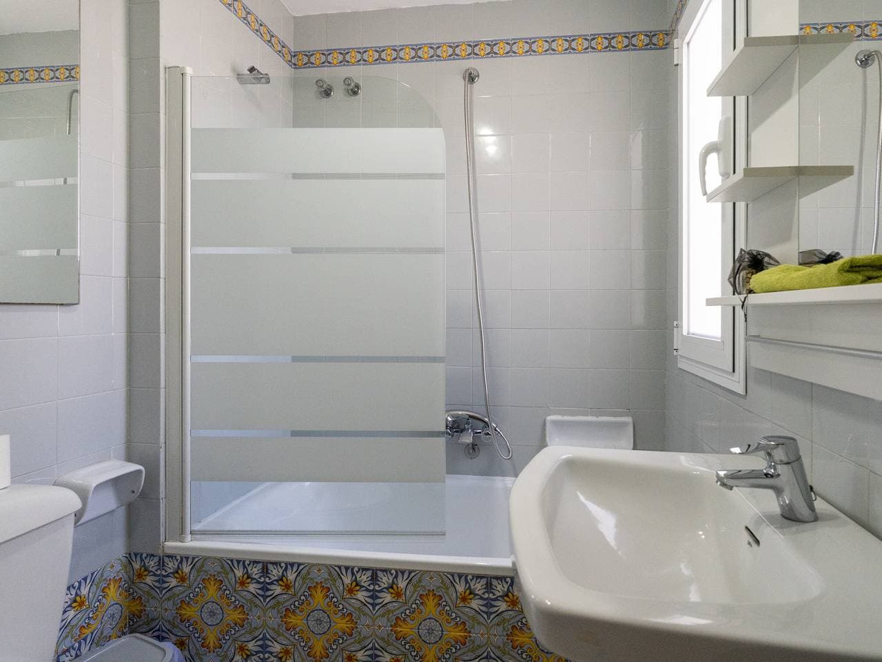 Foto 8 von 11: Ausgestattetes Studio in Estepona - Balkon und Gemeinschaftspool