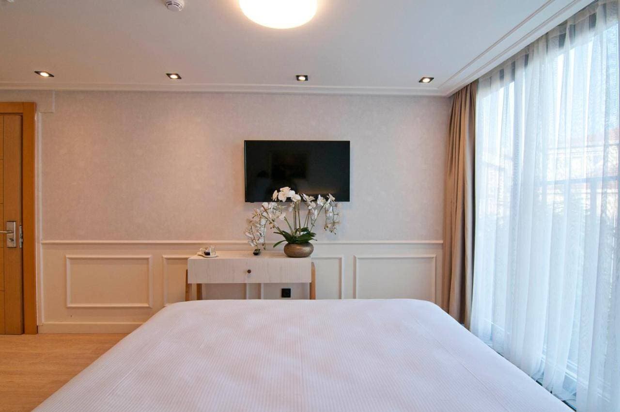 Foto 10 von 27: Deluxe Double Room with Side Sea View