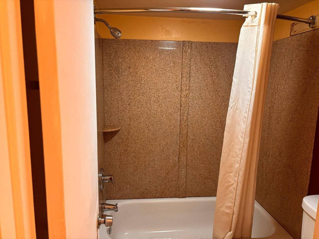 Foto 10 von 16: Kingsize-Bett | Rauchen | Newport News, Pennsylvania