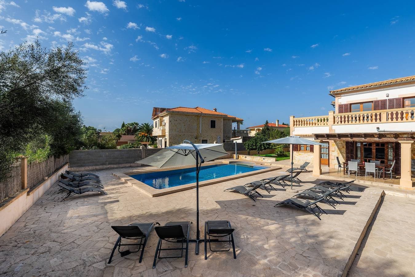 Foto 3 von 37: Villa Can Tosam Meiga mit WLAN, Pool, Terrassen und Balkon