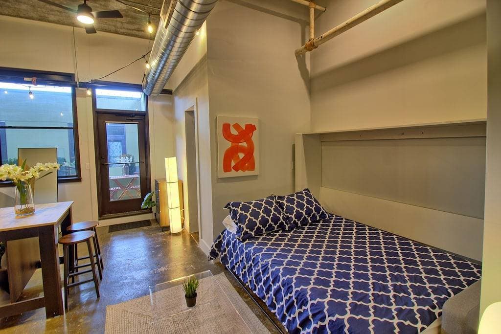 Foto 5 von 23: Chic Ultramodern Minimalist Studio Loft + Patio