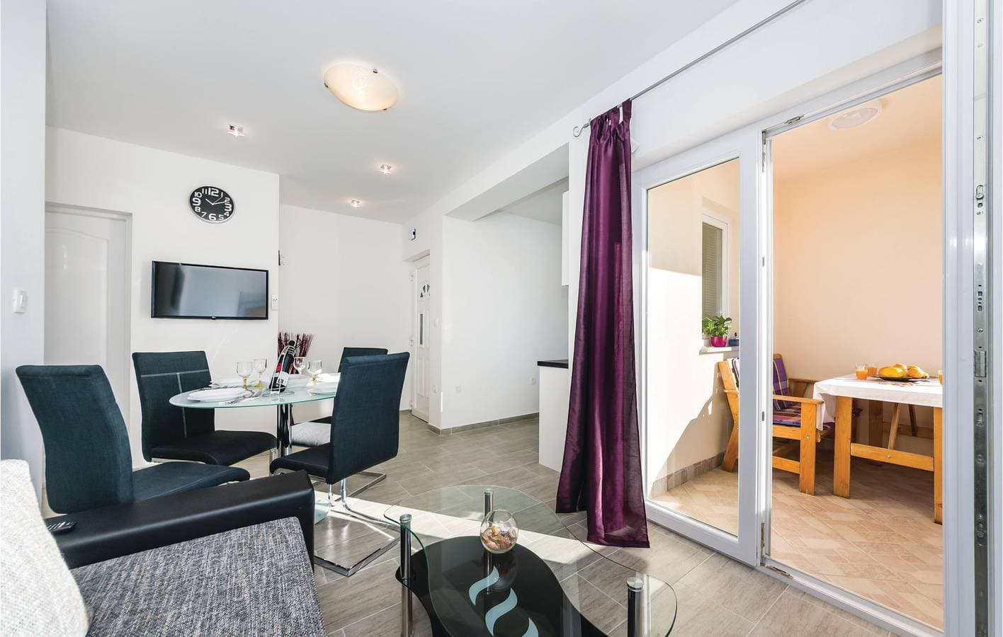 Foto 3 von 32: Apartment am Meer mit Terrasse, Küche und Parkplatz – 2,5 km von Novigrad entfernt