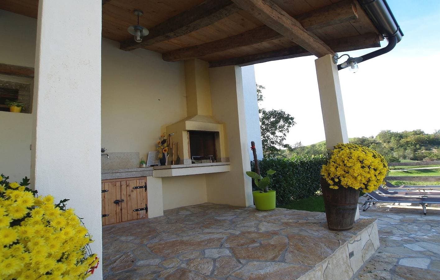 Foto 12 von 37: Modernes Apartment mit 2 Schlafzimmern, Pool und Terrasse in der Nähe des Flusses Pazinčica
