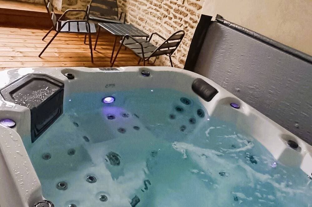 Foto 13 von 24: Gîte du Moulin Brochat mit Gemeinschaftsraum mit Whirlpool