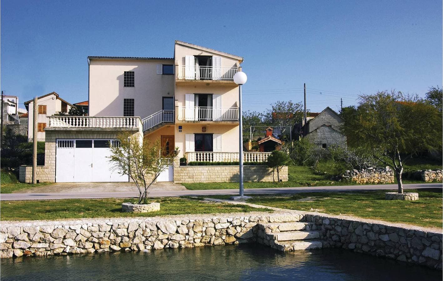 Modernes Apartment mit Terrasse und Parkplatz, 700 m von der Küste in Zaboric entfernt 1