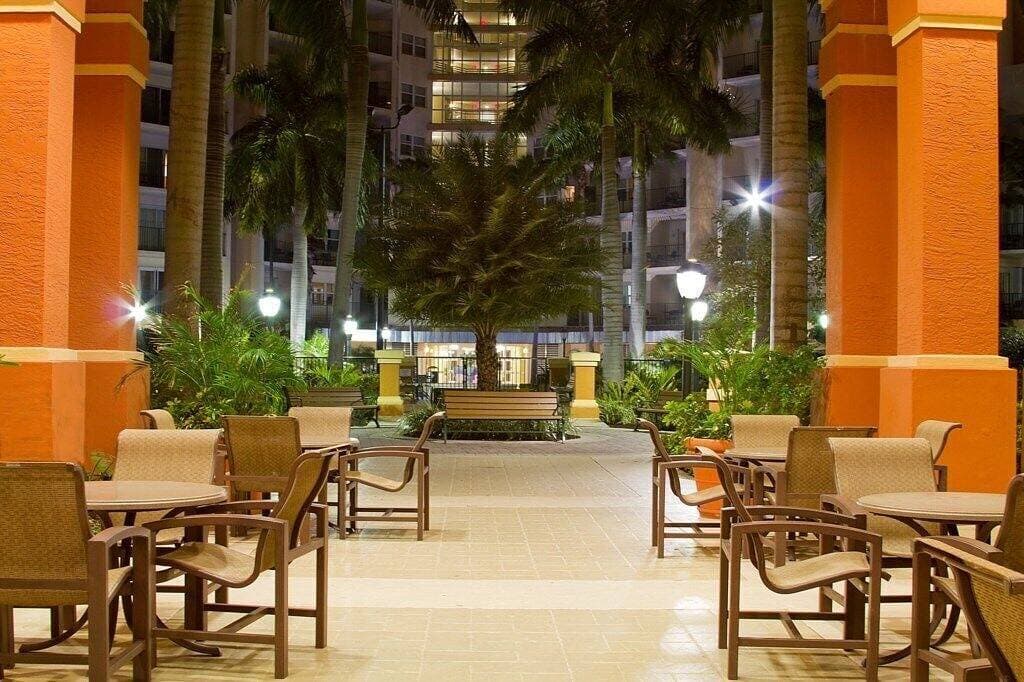 Foto 8 von 50: Pompano Beach | Couples Golf Getaway | Pool + Golf