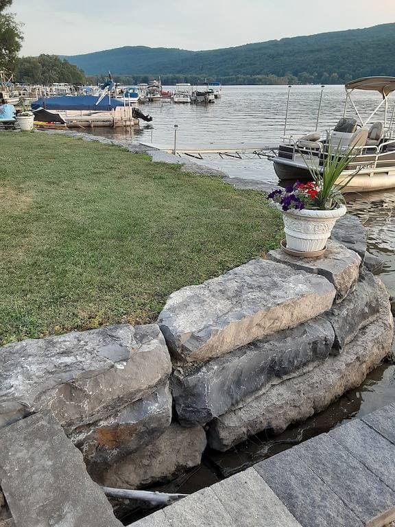 Foto 7 von 38: Relaxing, Fun, Comfortable Home on 50 ft. Flat Waterfront. 25 steps to the lake!