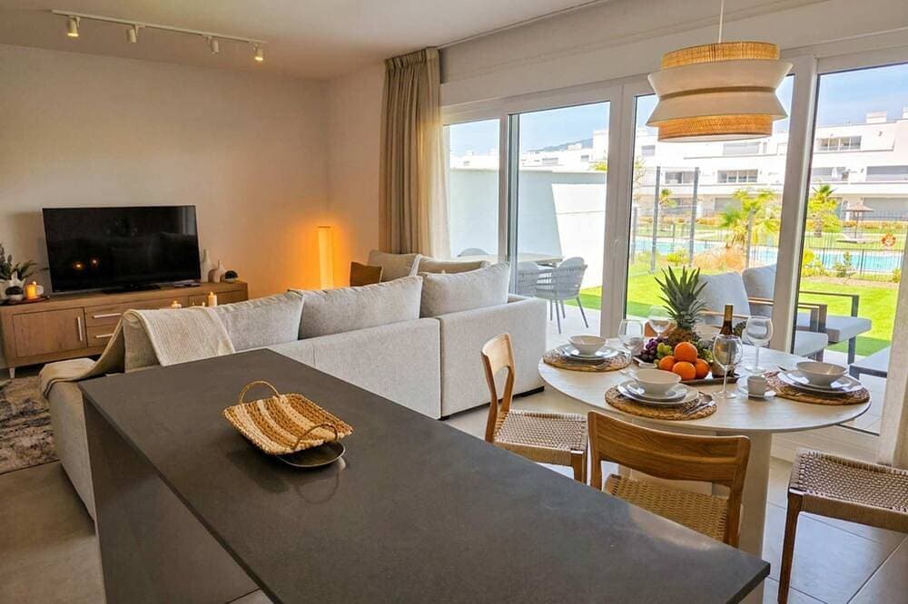 Foto 6 von 16: Pool * 5 min to Beach * Free Parking * Fenced Yard