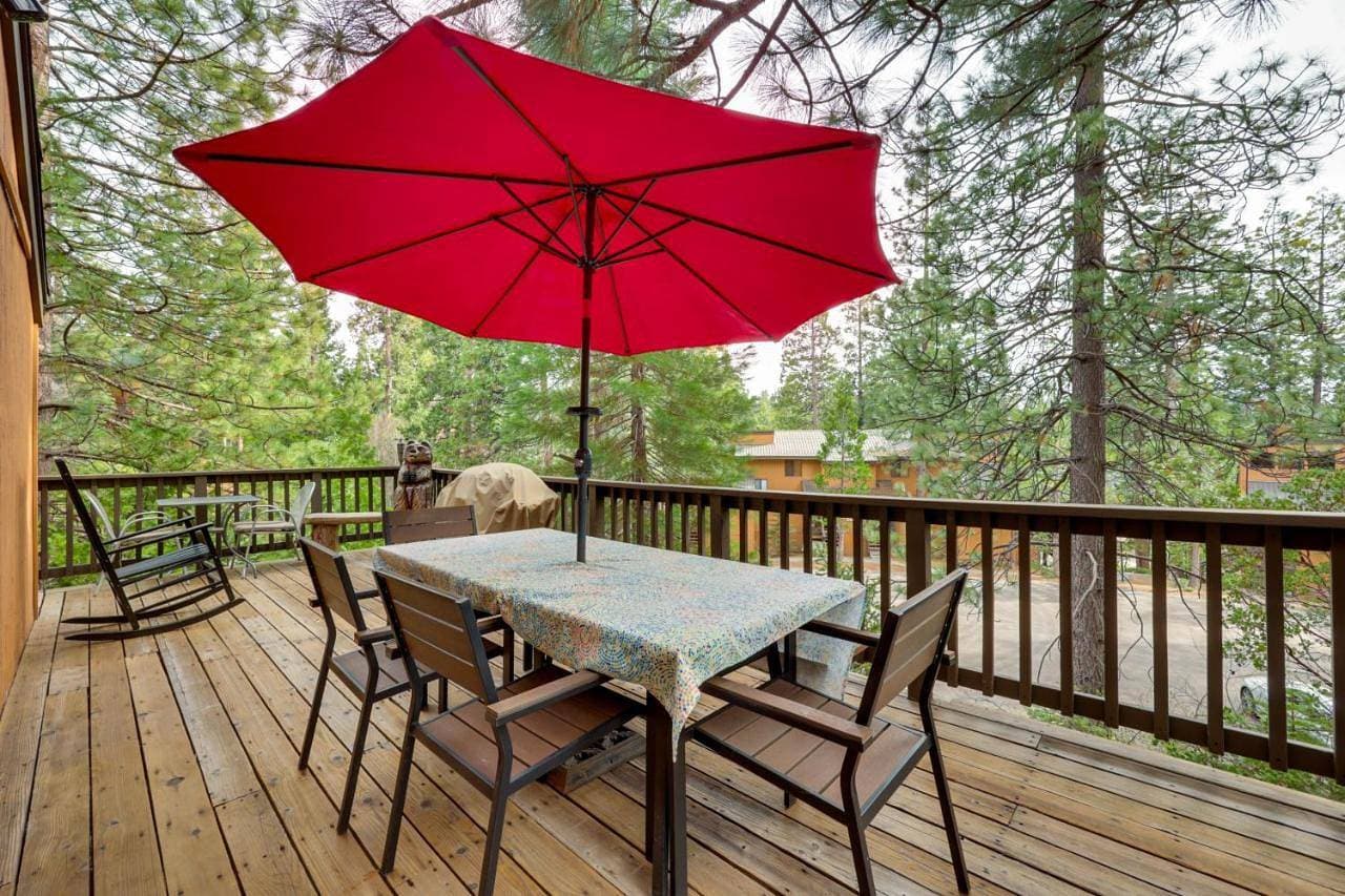 1 Mi to Shaver Lake! Family & Couples Condo 1