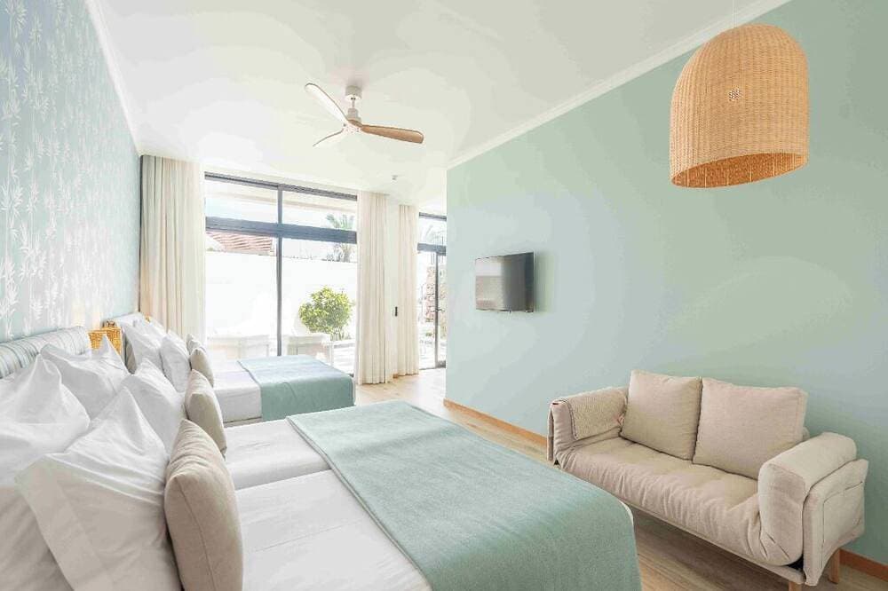 Foto 2 von 18: Sophisticated Studio w/ Balcony near Ocean – Peaceful Relaxation with Breakfast!