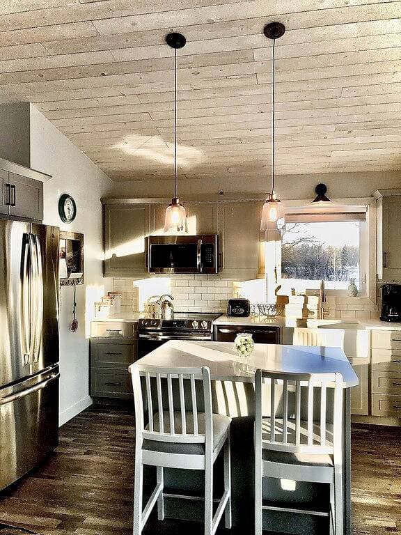 Foto 4 von 43: Cozy, Romantic, Riverfront Cottage