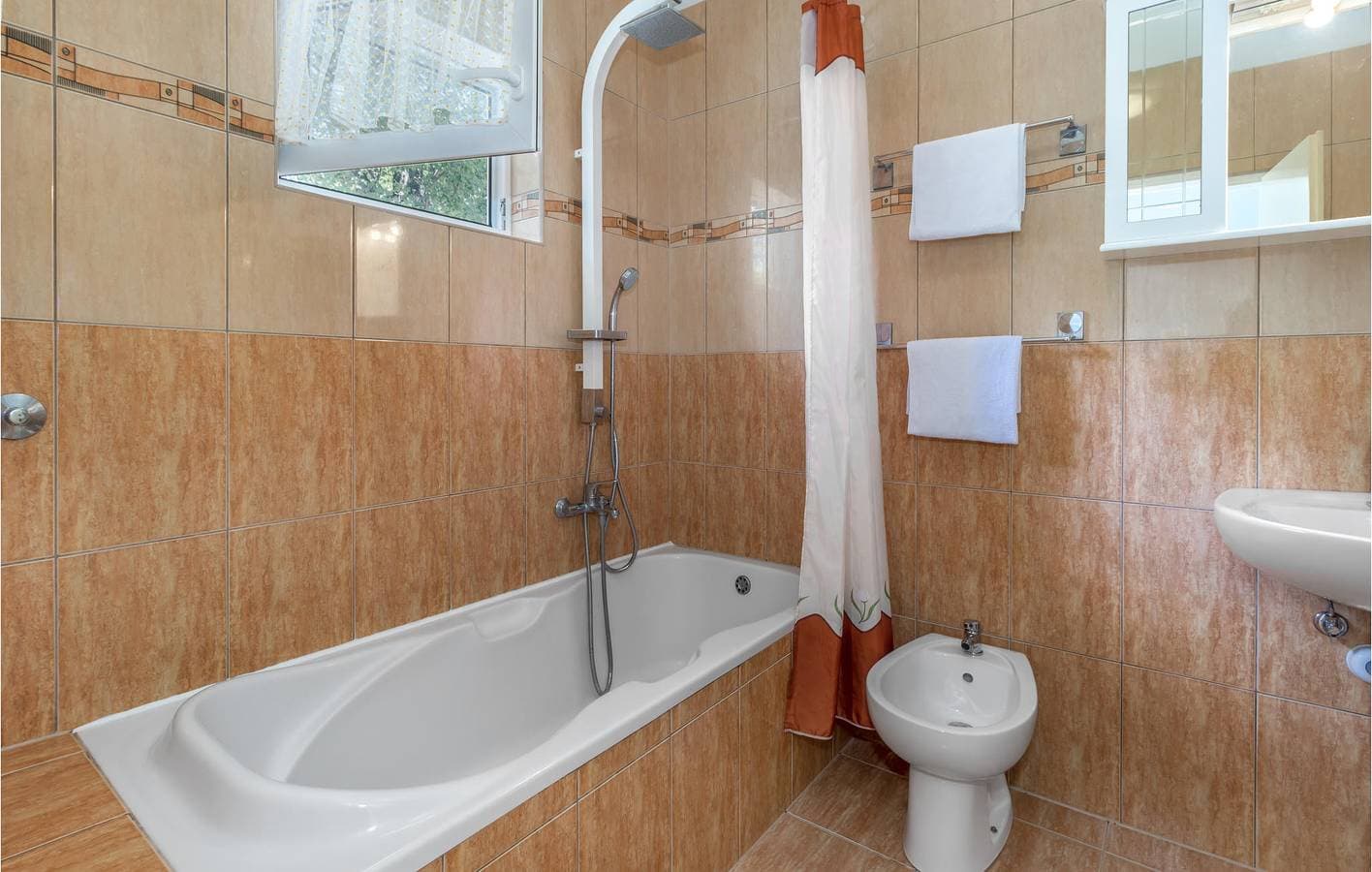 Foto 7 von 49: Gemütliche 2-Zimmer-Wohnung mit Terrasse, 100 m von der Küste in Novi Vinodolski entfernt