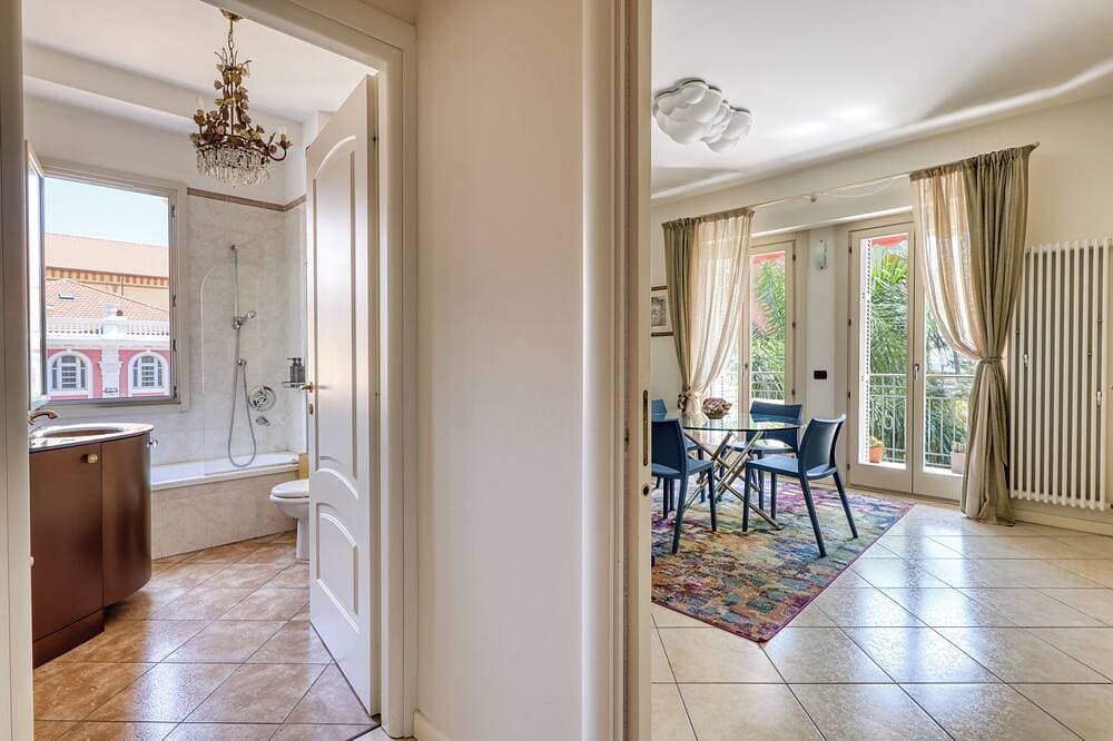 Foto 8 von 26: Palm House apartment in elegant, central setting, a few steps from the sea.