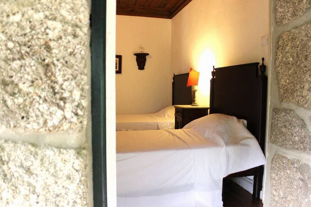 Foto 9 von 30: Quinta Paredes, Land of Paradise, immersed in nature, with its medieval tower.