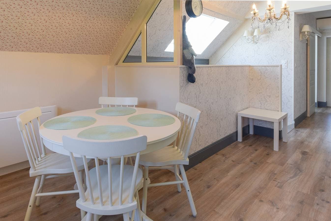 Foto 4 von 20: Landhaus 'Gîte De La Douloustre' mit Bergblick, privater Terrasse und Klimaanlage
