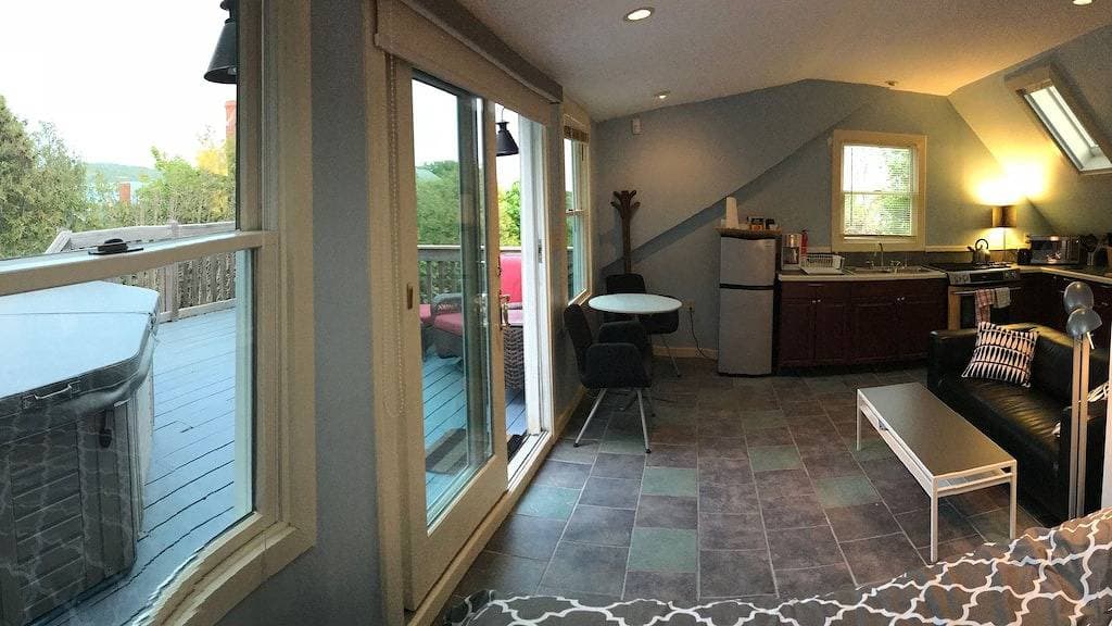 Foto 4 von 7: In der Stadt Private Wohnung mit Whirlpool und Terrasse