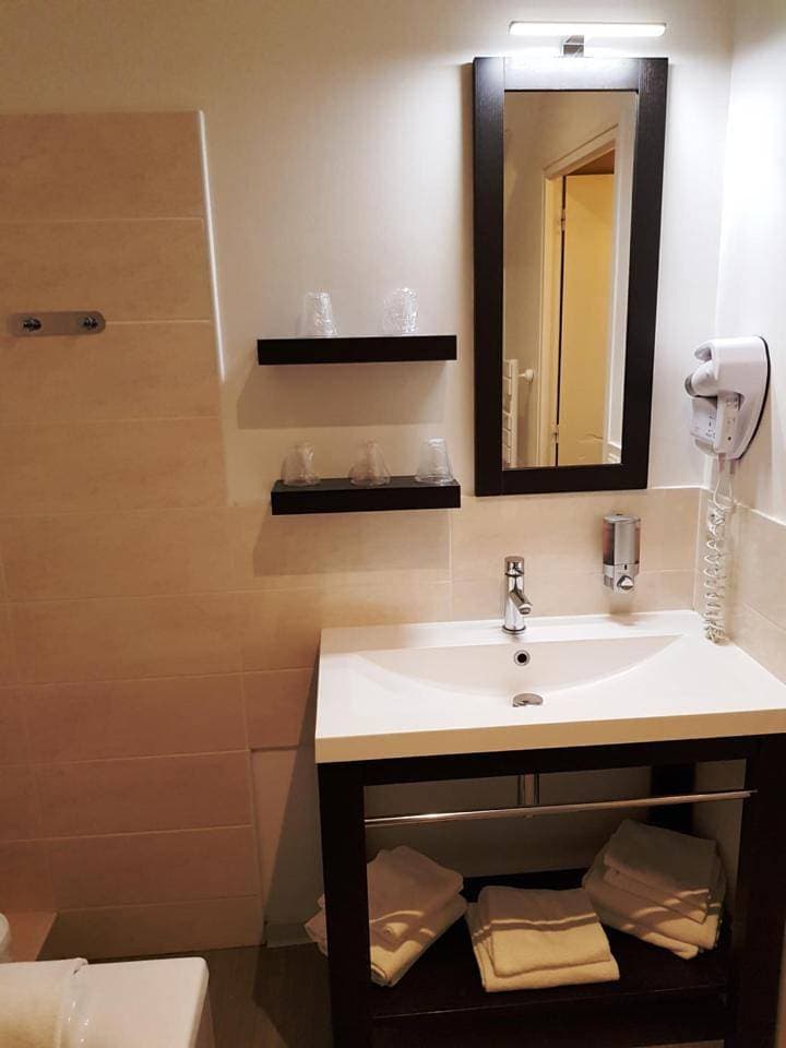 Foto 7 von 9: Twin Room with Shower - Disability Access