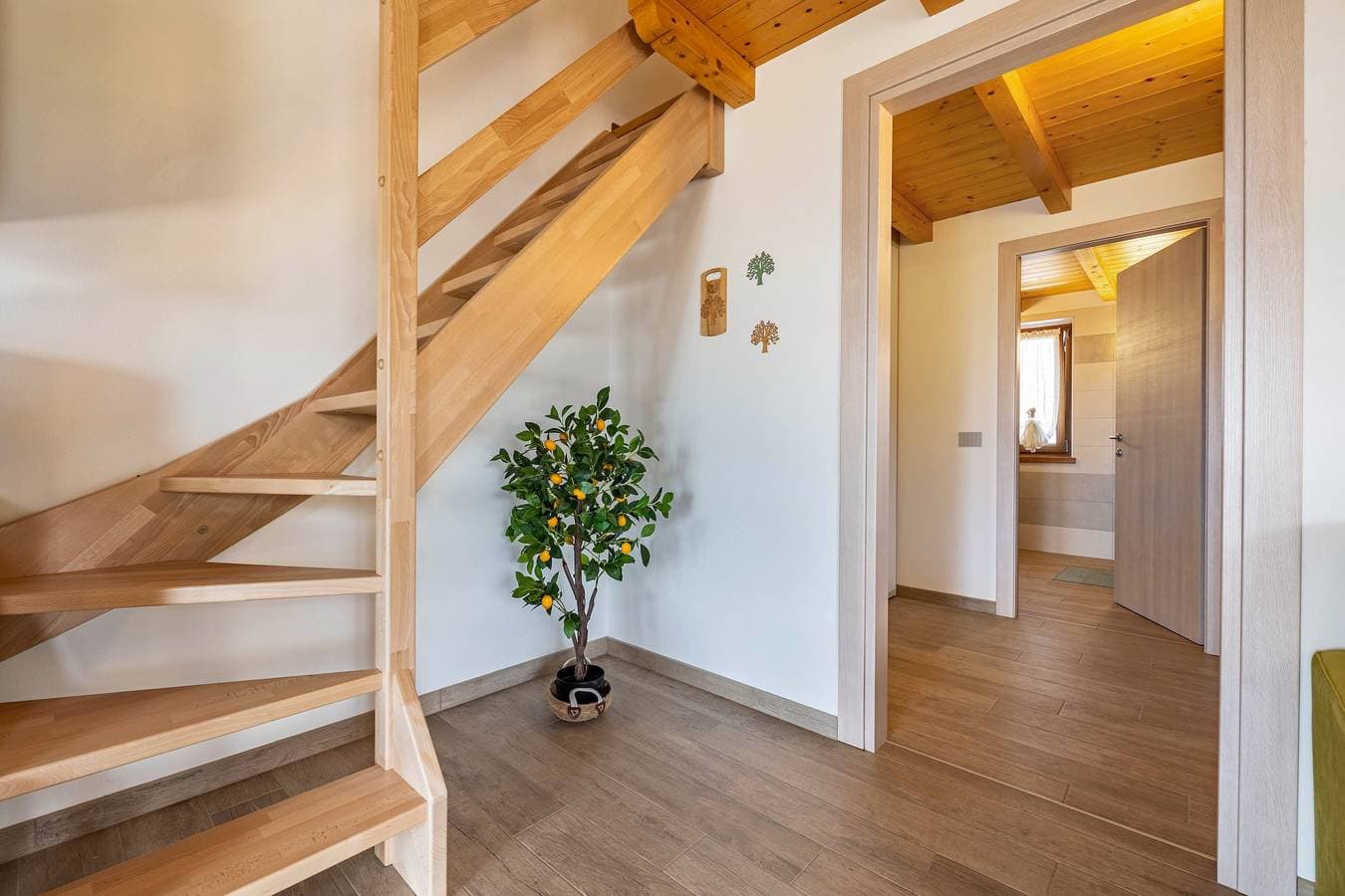 Foto 7 von 35: Ferienwohnung Bocca Nevese Pino mit Seeblick, Garten & WLAN