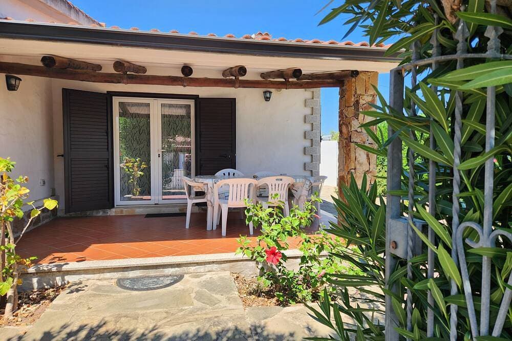 Kleines Haus mit Parkplatz und Veranda, 900 m vom Strand entfernt – San Teodoro 1