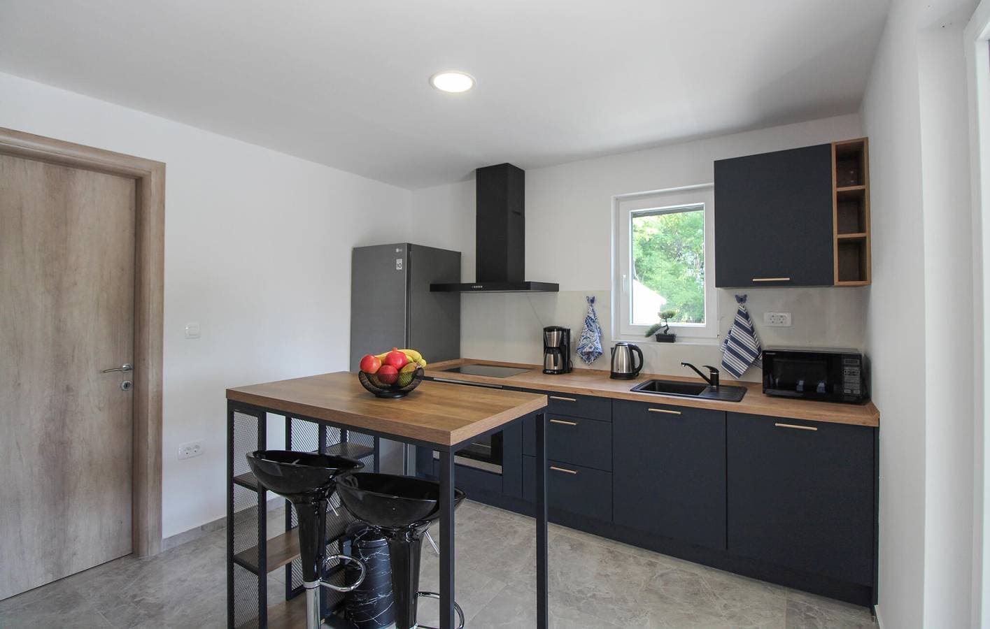 Foto 13 von 43: Geräumige 110 m² große Wohnung mit Pool und Terrasse in Raša, 2 km vom Stadtzentrum entfernt