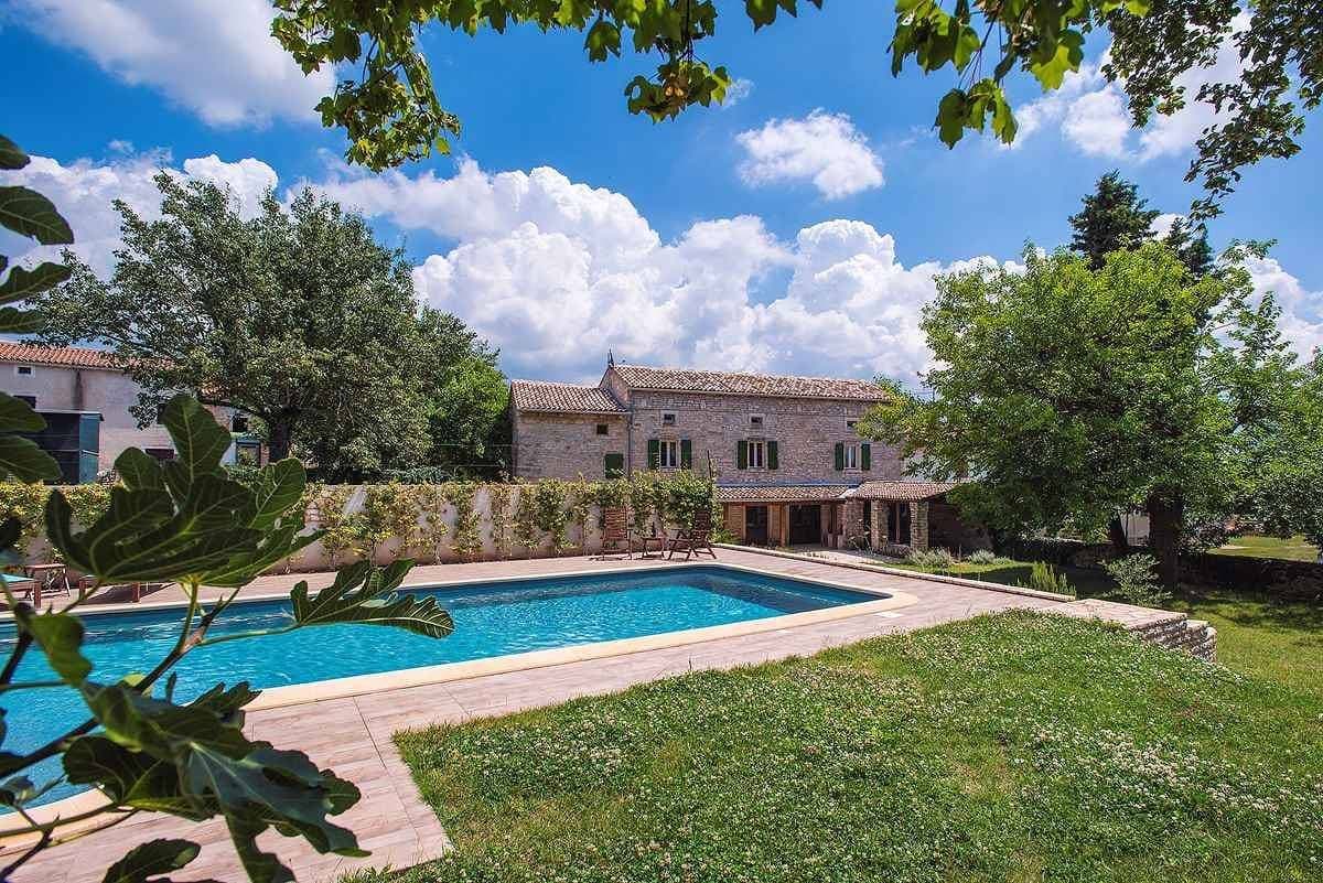 Foto 9 von 39: Villa mit Garten und Pool