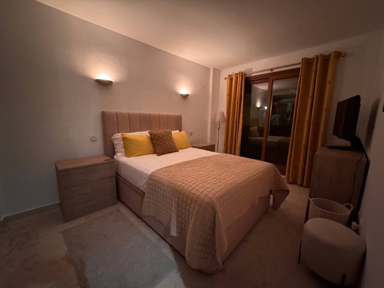 Foto 12 von 43: Geräumige Erdgeschosswohnung mit Gemeinschaftspool, Terrasse & WLAN