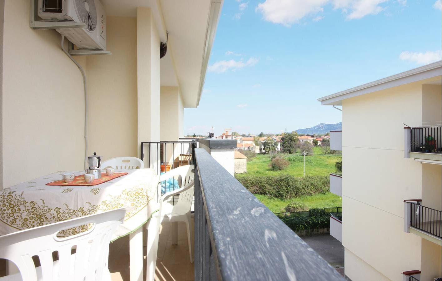 Foto 6 von 17: Seaside Bliss: Klimaanlage, Parkplatz, Terrasse, WiFi, 1km zum Strand!