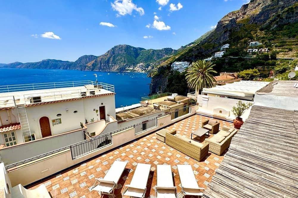 Casa Ella is a beautifully very spacious family home with a private parking for a medium car situate... 1