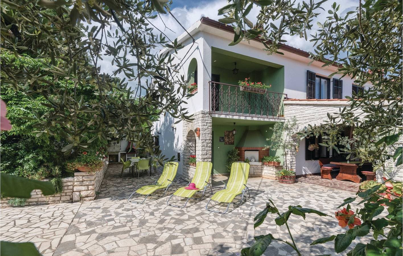 Modernes Apartment mit Terrasse, WLAN und Parkplatz in der Nähe von Manjadvorci 1