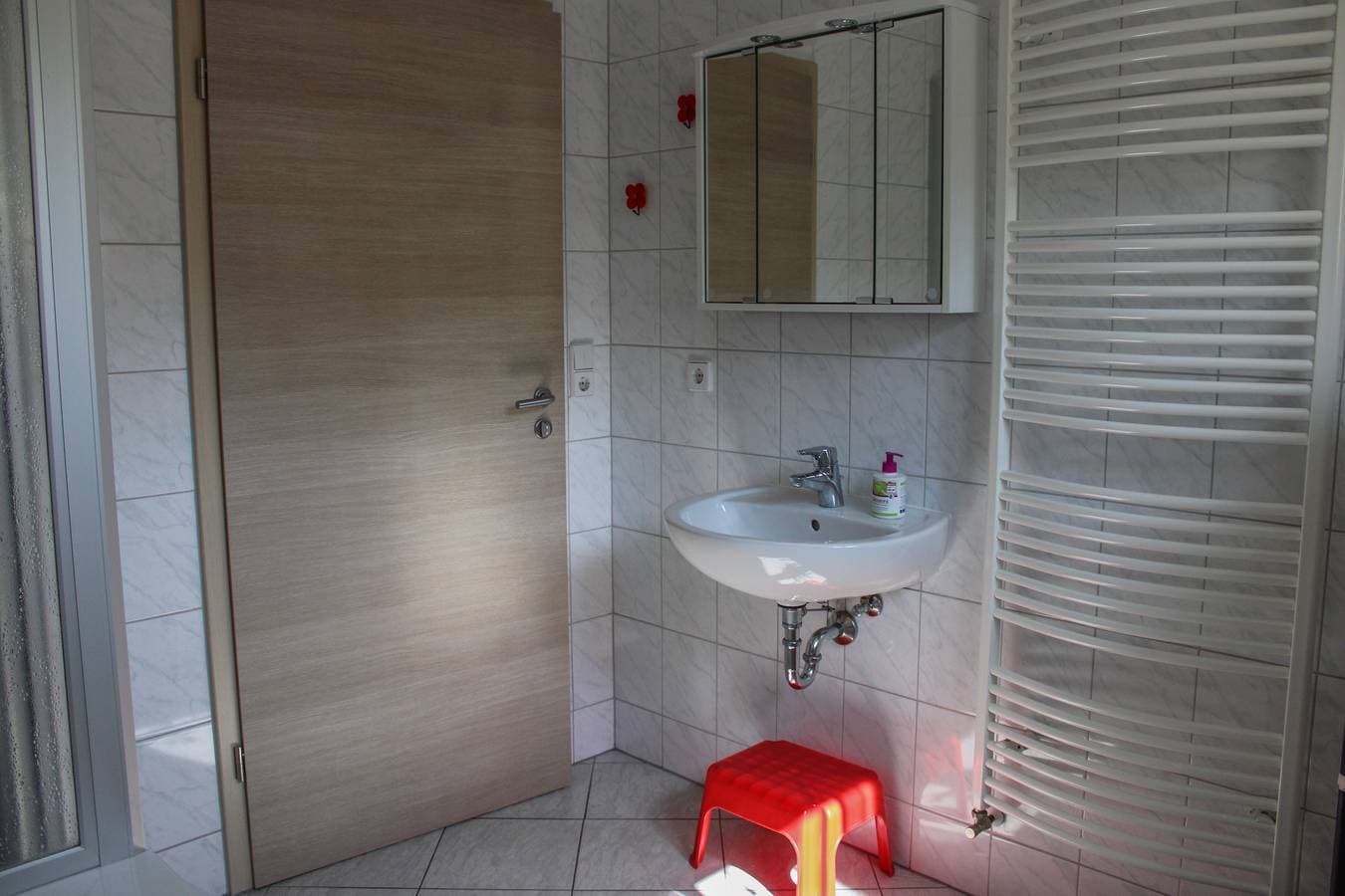 Foto 10 von 14: Apartment 'Haus Am Wald' mit Gemeinschaftsgarten und WLAN