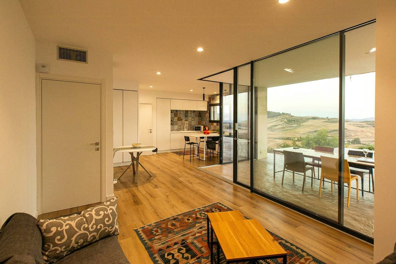 Foto 6 von 31: Minimalistische Villa mit Pool inmitten der Weinberge